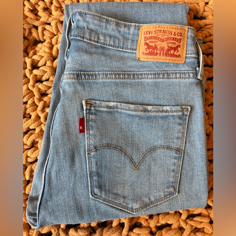 Levi's Women's Light Wash High-Rise Jeans